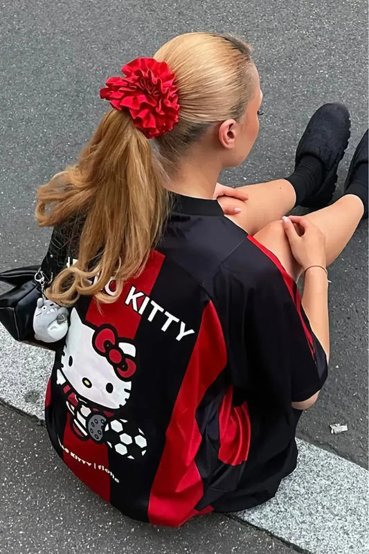 Kırmızı Siyah Çizgili Hello Kitty Forma