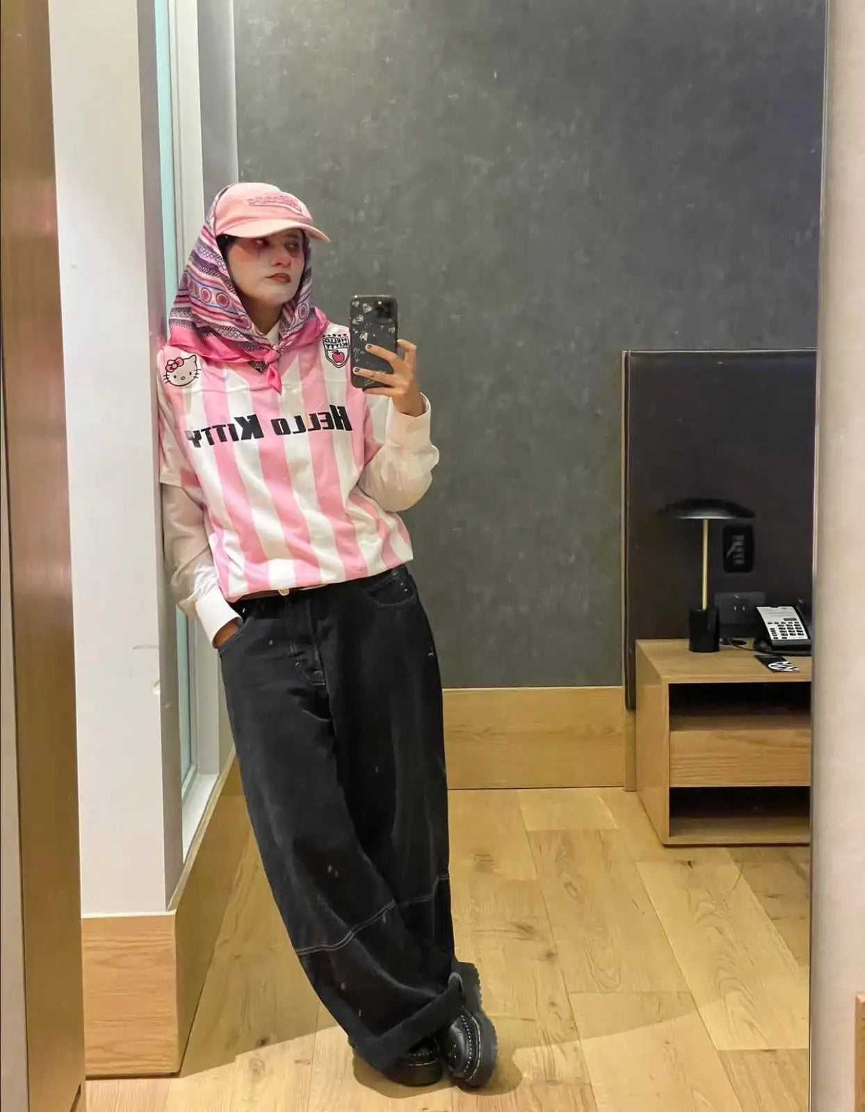 Pembe Kitty Forma V Yaka