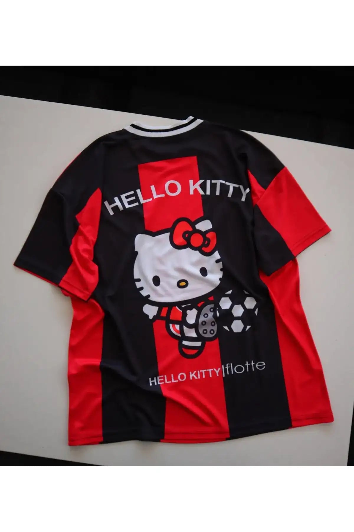 Kırmızı Siyah Çizgili Hello Kitty Forma