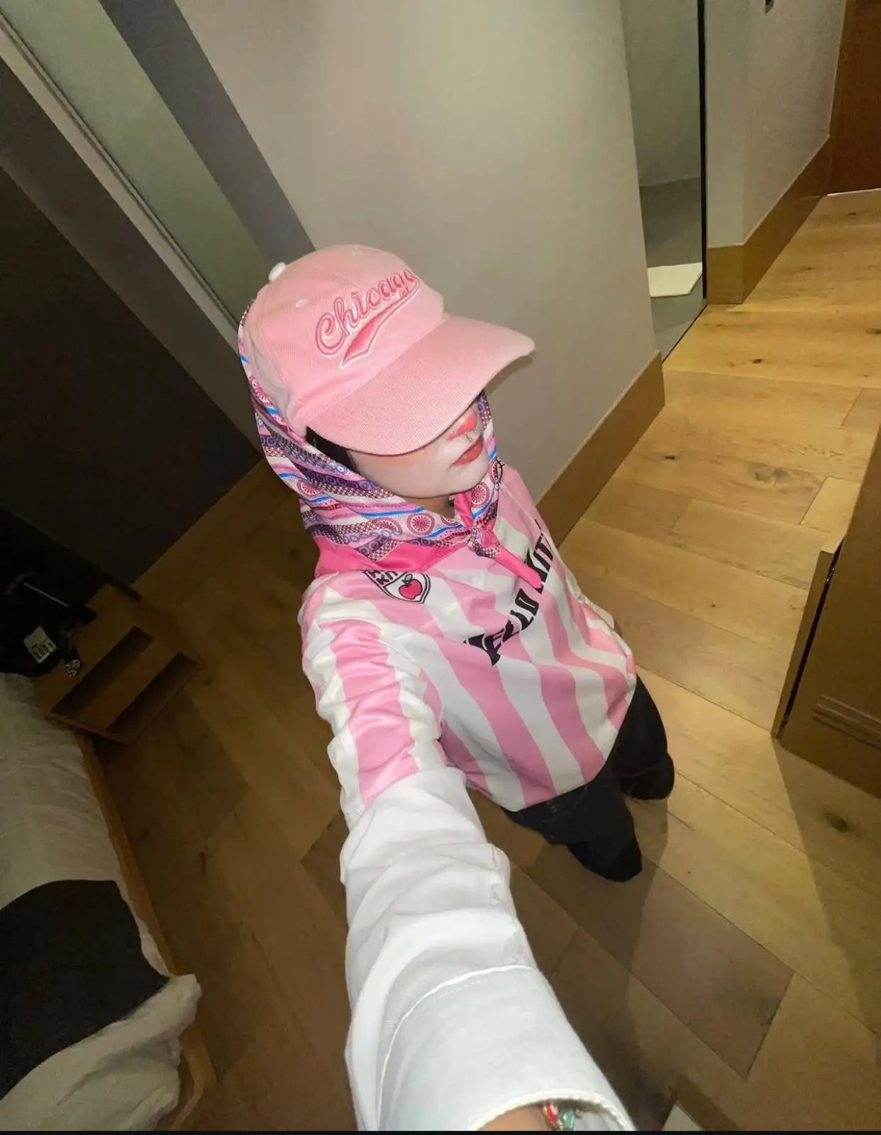 Pembe Kitty Forma V Yaka